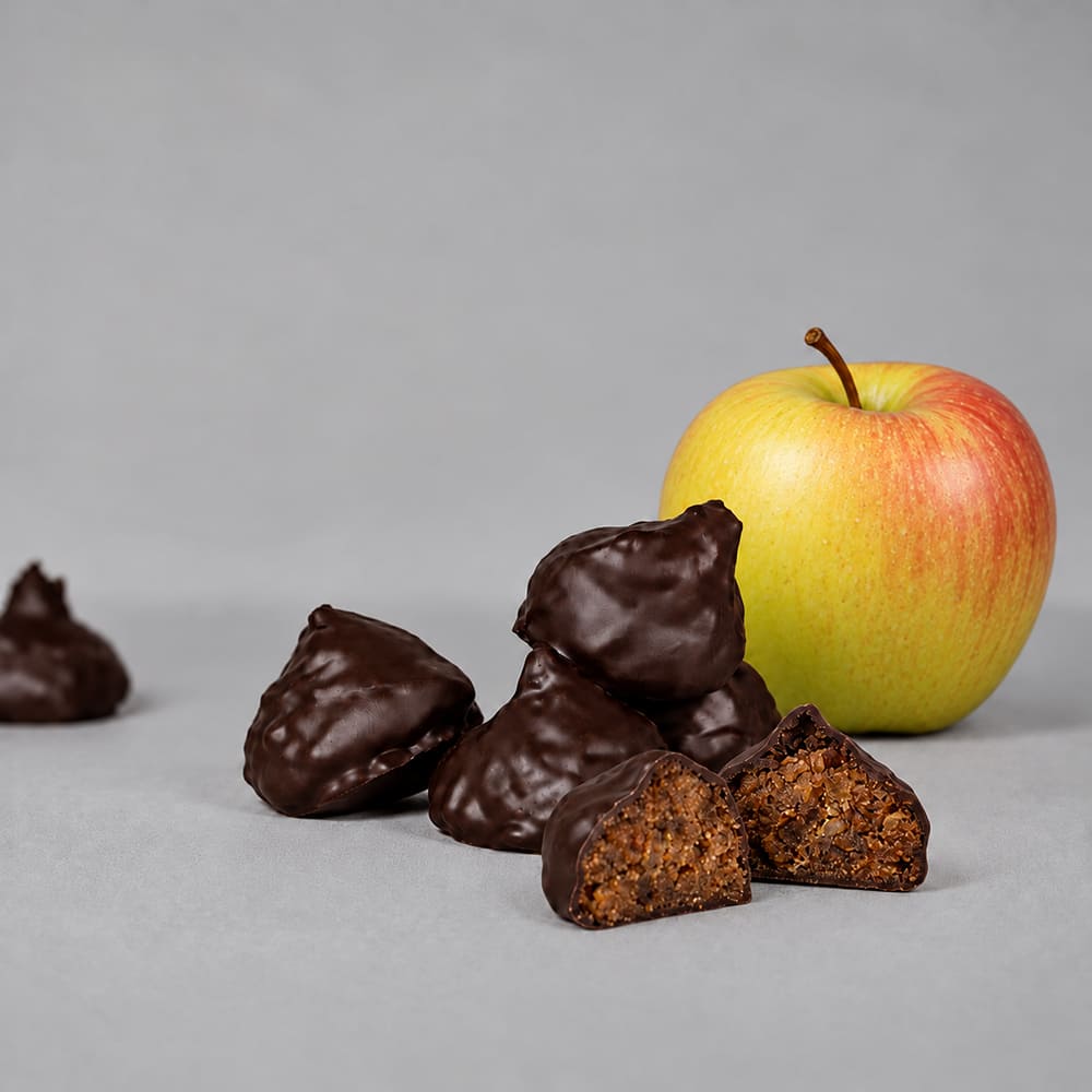 Aufgeschnittenes Gollmann Lebkuchenkonfekt Apfel-Calvados mit sichtbarer Füllung